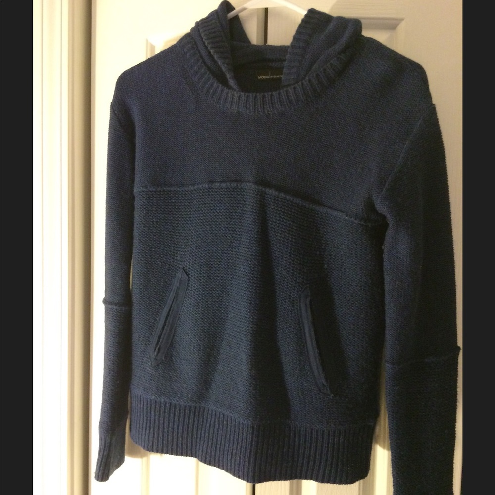 Navy sweater with front pocket and detachable hood